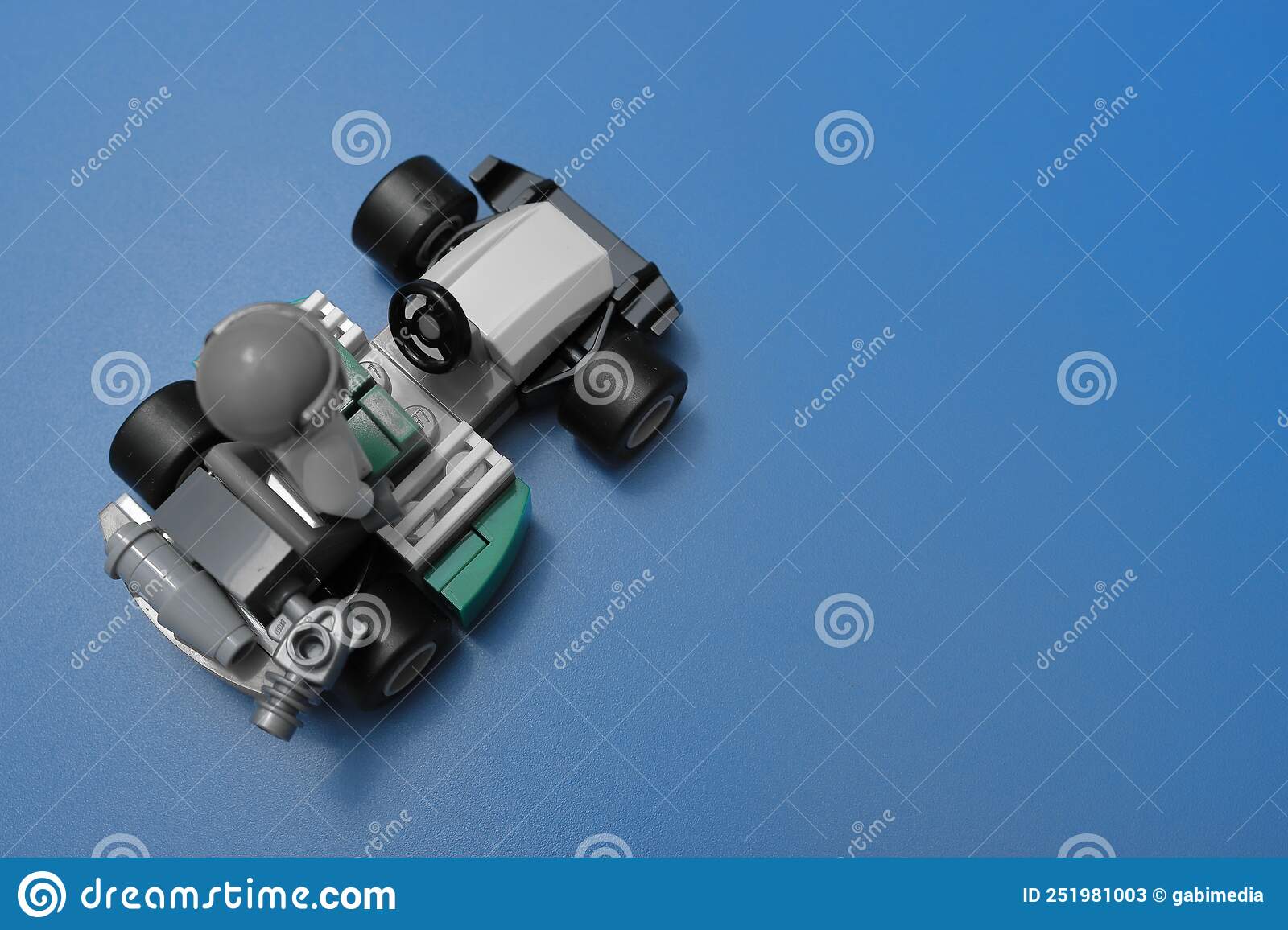 Mașină de curse cu minifigurină șofer LEGO, alb-negru