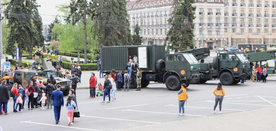 Ziua Fortelor Terestre, la Ploiesti - Expozitiile de tehnica militara